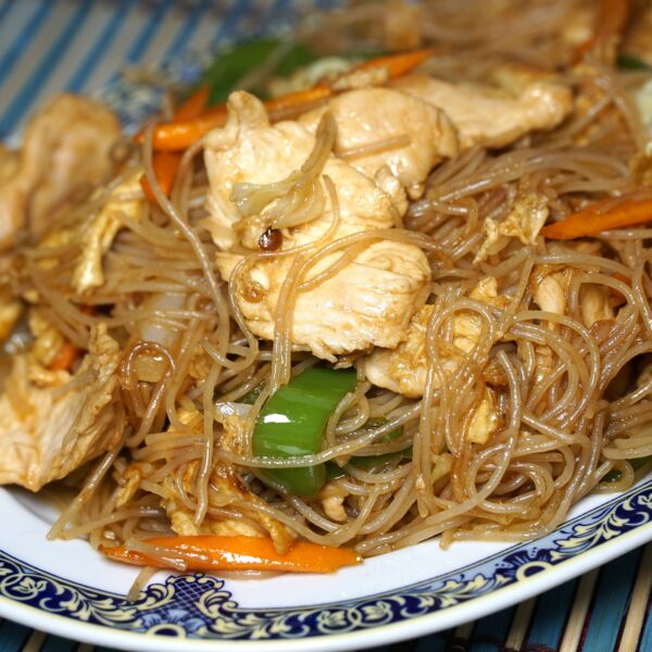 Fideos de Arroz con Pollo